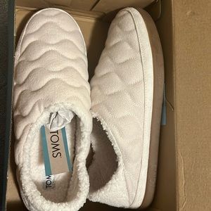 TOMS SLIPPERS NWT